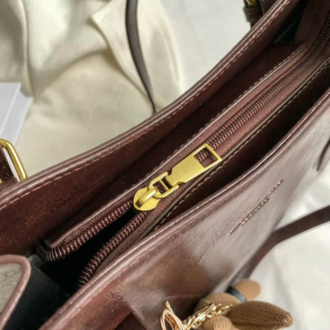 Ella™ – Vintage Schultertasche mit Bunny-Anhänger