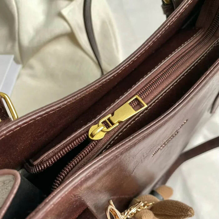 Ella™ – Vintage Schultertasche mit Bunny-Anhänger