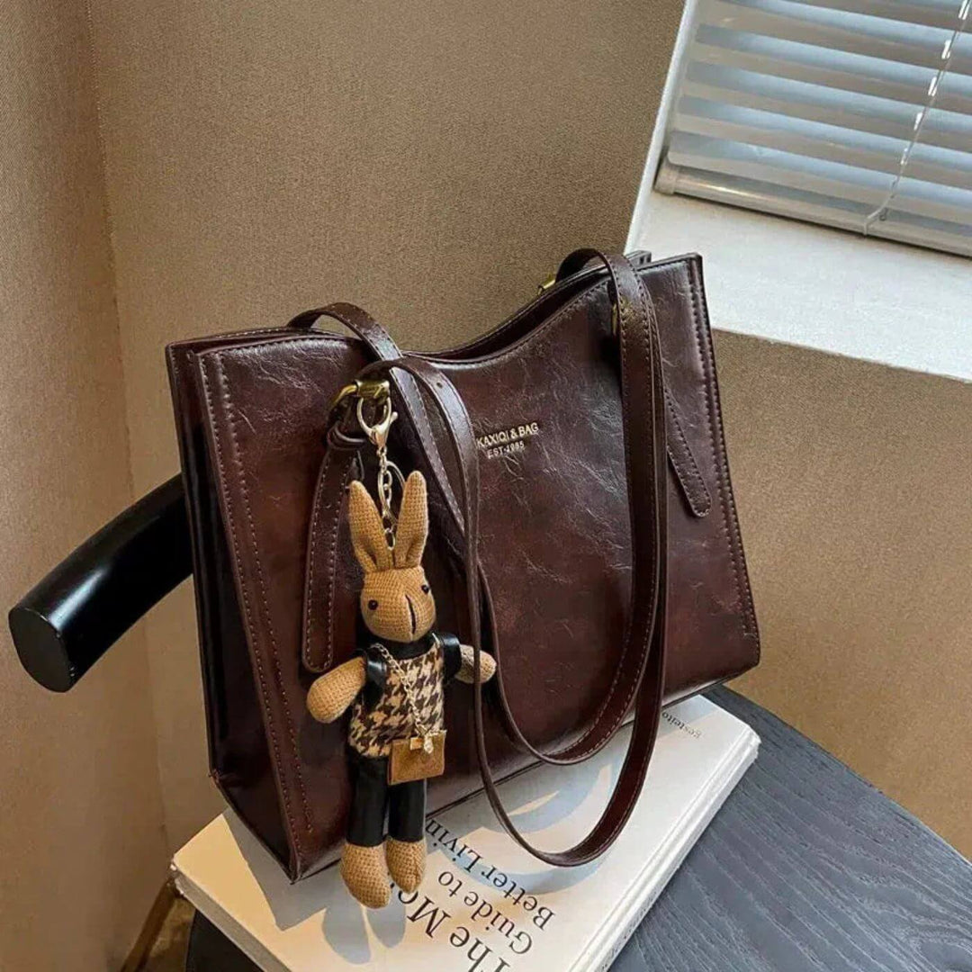 Ella™ – Vintage Schultertasche mit Bunny-Anhänger