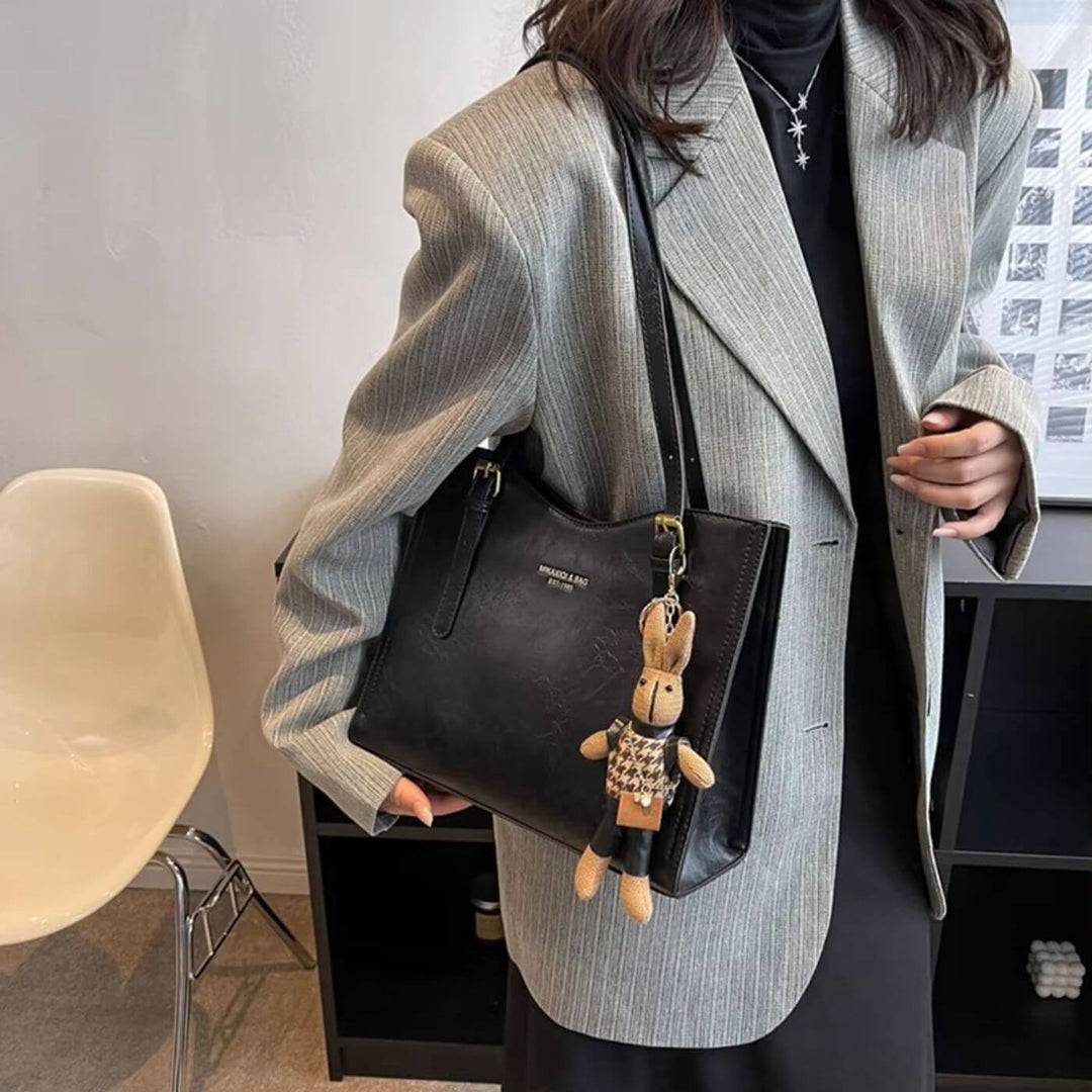 Furique – Plüschige Schultertasche mit Hasenanhänger