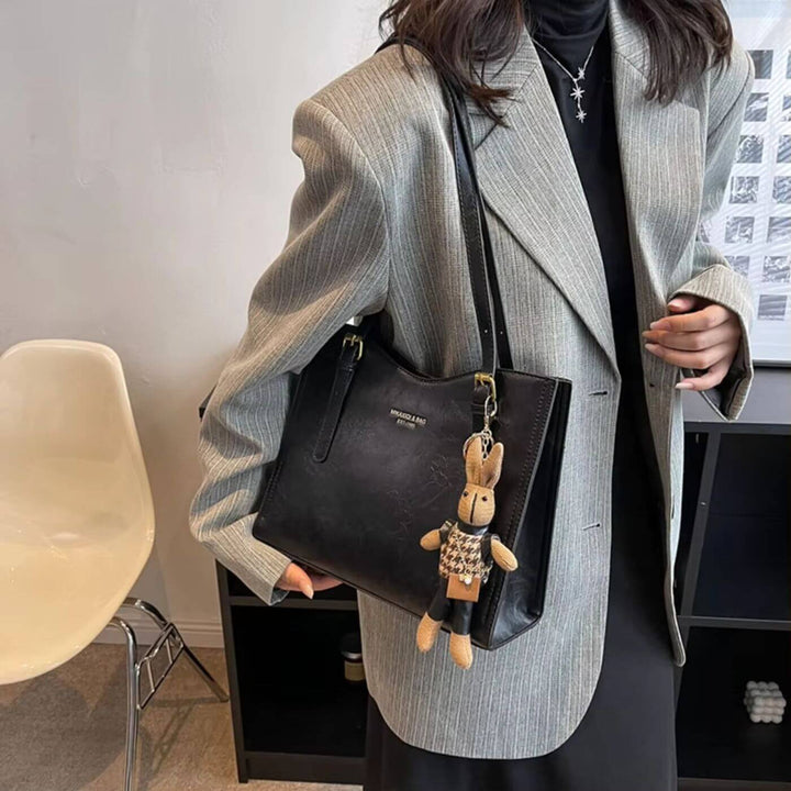 Furique – Plüschige Schultertasche mit Hasenanhänger